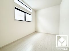 約5帖の2階洋室です。お子様のお部屋などにも丁度良い広さです。独立した居室なのでプライベートな時間をゆったり過ごせそうです。