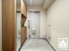 玄関にはたっぷりの収納スペースを完備。家族の靴もしっかり収納できるので、玄関がいつも片付き、気持ちよくお客様を迎えられます。お出かけの前のチェックにも便利な鏡付きです。