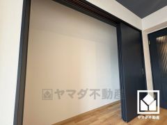 リビングにも大きな収納スペースがあり、住空間を広々お使いいただけます。約2.6帖のトランクルームもございます。