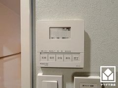 浴室暖房乾燥機付き。真冬の寒い浴室を暖かく、また雨の日の洗濯物の乾燥にと多用途に活躍する機能です。