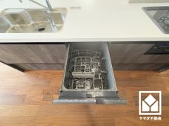毎日の家事の負担を軽減でき、水道代の節約にもなる食器洗乾燥機付き。