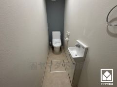 明るく清潔感溢れるトイレです。手洗いが別になっているので、衛生的に使えます。