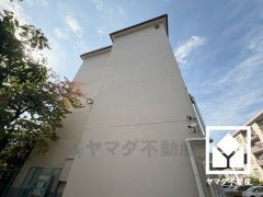 家族との時間も、自分だけの時間も心地よく過ごせる。シンプルで飽きのこない設計が、暮らしに余白をもたらします。この住宅は、日々の暮らしをそっと支えてくれます。