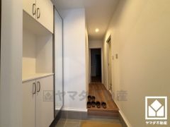 シューズボックスはお出かけの前のチェックにも便利な鏡付きです。