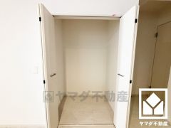 キッチン横には大容量のパントリーがございます。まとめ買いしても心配要らずの収納力で、食品のストックや食器等もすっきり片付けることができます。