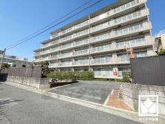 陽光に映える美しい外観。街並みに馴染みながらも、ひときわ目を引く存在感。