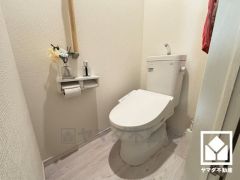 明るく清潔感溢れるトイレです。温水洗浄便座付きで、季節を問わずいつでも温かい便座をお使いいただけます。