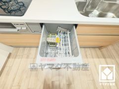 毎日の家事の負担を軽減でき、水道代の節約にもなる食器洗乾燥機付き。