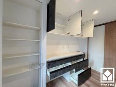 キッチン収納の多さもお料理を楽にしてくれるポイント。備え付けのカップボードがあり、スッキリとした空間が保てます。