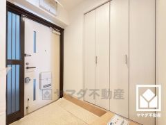 玄関にはたっぷりの収納スペースを完備。靴やベビーカー、アウトドア用品まですっきり収まり、いつでも整った空間に。