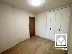 敷地内に駐車場を完備。重い荷物や雨の日の移動もスムーズで、快適なカーライフを実現。マンション内駐車場は申込み後、3か月で利用可能です。