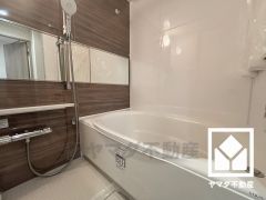 1日の疲れを癒す浴室でゆったりリフレッシュ。ナチュラルな木目調のアクセントパネルは落ち着いた雰囲気を演出してくれます。