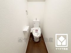 明るく清潔感溢れるトイレです。温水洗浄便座付きで、季節を問わずいつでも温かい便座をお使いいただけます。