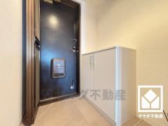 シンプルで洗練された玄関デザイン。帰るたびにホッとできる、心地よい住まいの入り口。