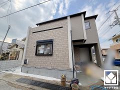 落ち着いた色合いと直線的な美しさが調和したモダンな外観。帰るたびに安心感を感じられる佇まい。
