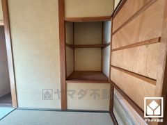 押入は奥行きがあるので、収納力も申し分ありません。