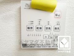 浴室暖房乾燥機付き。真冬の寒い浴室を暖かく、また雨の日の洗濯物の乾燥にと多用途に活躍する機能です。