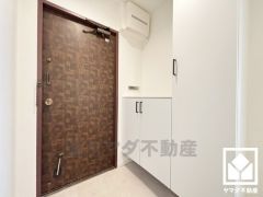 シンプルで洗練された玄関デザイン。帰るたびにホッとできる、心地よい住まいの入り口。