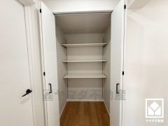 廊下に大容量の収納スペースが複数あり、住空間を広々お使いいただけます。