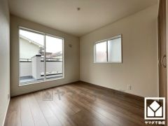 約5帖の2階洋室です。バルコニーにつながるお部屋で、通風・陽当たり良好。全居室フローリングでお掃除もラクラクです。