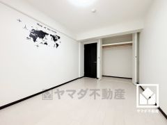 約8帖の洋室です。バルコニーにつながるお部屋で、通風・陽当たり良好。全居室にクローゼットがございますので、お部屋の広さを最大限に活用できます。