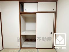 約4.5帖の和室です。押入にはお客様用の座布団や寝具も収納可能です。