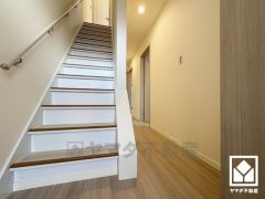 階段には手すりが設置されており、昇り降りが楽になります。