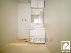 収納付きでスッキリお使い頂ける3面鏡の洗面台です。洗面ボウルが広めなので、忙しい朝でも身支度がしやすく時短になります。