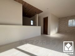 プライバシー・採光に配慮された広々16.4帖の2階リビングが魅力。家族全員がリラックスできる、ゆったりとした快適リビングで温かい団らんの時間を。