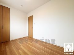 約4.3帖の3階洋室です。お子様のお部屋などにも丁度良い広さです。