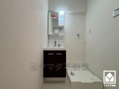 収納付きでスッキリお使い頂ける洗面台です。室内洗濯機置場もございますので、天候に左右されず洗濯していただけます。