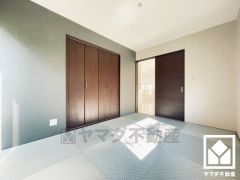 和の趣を大切にしながら、現代のライフスタイルにも調和する美しい琉球畳の和室。子どもの遊び場、お昼寝スペース、時には書斎にも。和室があると、暮らしの幅がぐんと広がる。