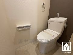 明るく清潔感溢れるトイレです。2連トイレットペーパーホルダーなのでお取替えの手間が軽減できます。