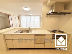 カウンターキッチンなので配膳や片付けがしやすく、お料理中でもお子様の様子が分かって安心です。