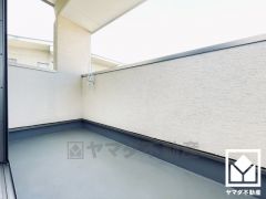 広々としたバルコニーでお洗濯物をたっぷりと干す事ができます。屋根付きなので急な雨の日も安心ですね。