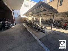 屋根付き駐輪場なので、雨や風、直射日光から自転車を守ることができます。