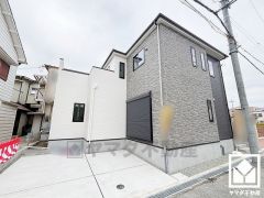 駐車スペースを並列2台分確保。重い荷物や雨の日の移動もスムーズで、快適なカーライフを実現。来客時にも便利です。