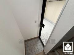 洗練された玄関デザイン。帰るたびにホッとできる、心地よい住まいの入り口。