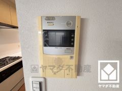 突然の来訪時でも安心なモニター付きインターホンを完備。お留守番中のお子様でも簡単に来訪者の確認ができます。