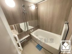 ゆったり足が伸ばせるので、毎日の疲れを癒やすバスタイムを実現。真冬の寒い浴室を暖かく、また雨の日の洗濯物の乾燥にと多用途に活躍する浴室暖房乾燥機付きです。