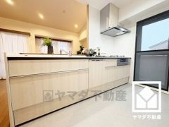 カウンターキッチンなので配膳や片付けがしやすく、お料理中でもお子様の様子が分かって安心です。キッチン横には勝手口があり、換気や一時的なゴミ置場としても便利です。昼間は手元が明るく、お料理がはかどります