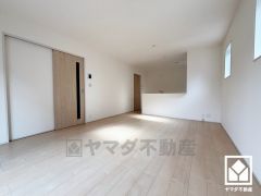 広々16帖のLDKが魅力。家族全員がリラックスできる、ゆったりとした快適リビングで温かい団らんの時間を。