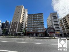 敷地南側には広々とした駐輪場・バイク置場を完備しています（駐輪場：月額100円、バイク置き場：月額300円）。