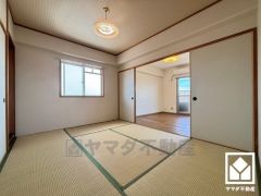 陽光がたっぷり差し込む洗練された和室。温かみのある畳のスッキリとしたデザインが、暮らしを心地よく彩ります。
