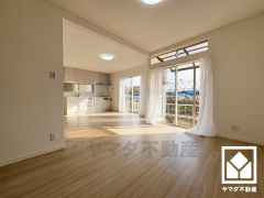 広々19帖のLDKが魅力。家族全員がリラックスできる、ゆったりとした快適リビングで温かい団らんの時間を。