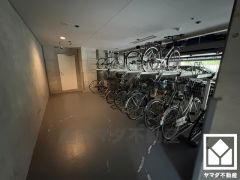 サイクルラックの設置された屋内駐輪場を完備。スッキリ整理されて、自転車同士の接触や転倒の心配がございません。