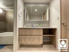 収納付きでスッキリお使い頂ける3面鏡の洗面台です。ワイドなカウンターで、忙しい朝でも身支度がしやすく時短になります。