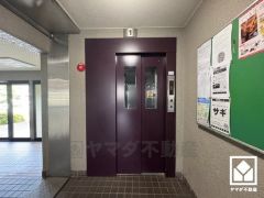 スムーズな移動を叶えるエレベーター。忙しい朝も快適に、ストレスフリーな暮らしをサポート。
