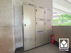 宅配ボックスも完備しています。留守でも安心、荷物の受け取りをスムーズに。