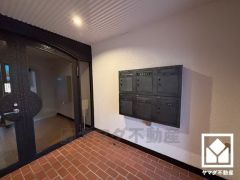 6戸につき1か所用意されたエントランスには、集合ポストが備わっています。鍵付きなので安心です。